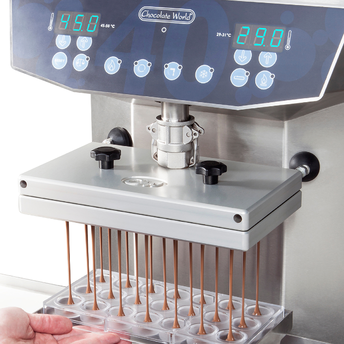M1300E - Dosing head on a CW40 temperingmachine