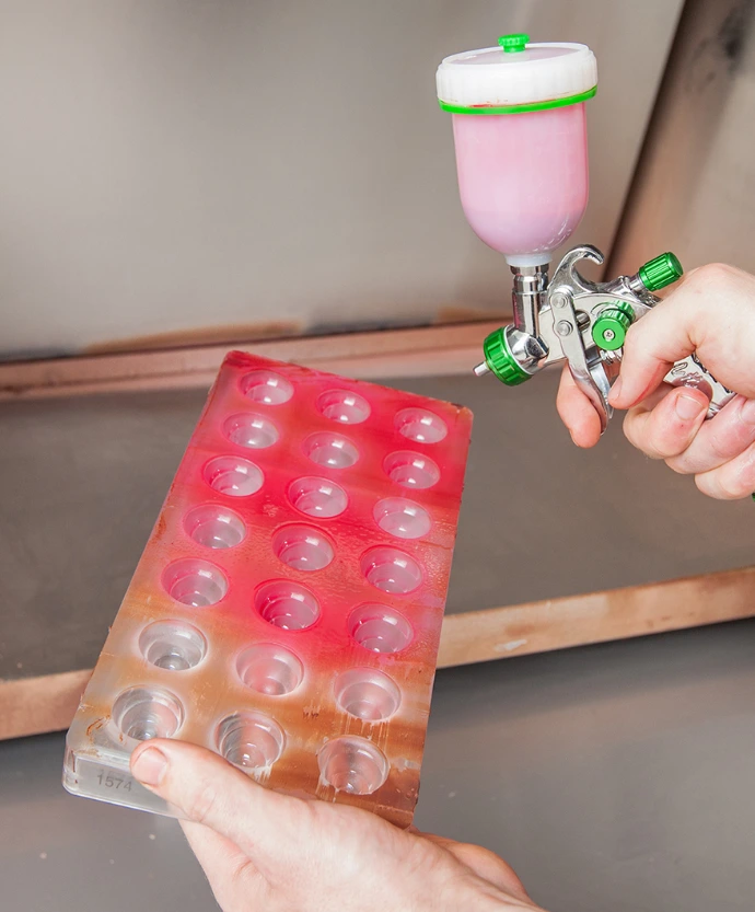 M1295 - Spraying cabinet for chocolate in use